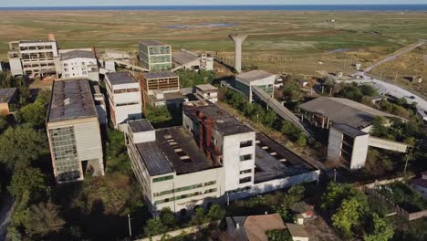 panorámica de drones de una fábrica abandonada en rumania, el mar negro en el fondo