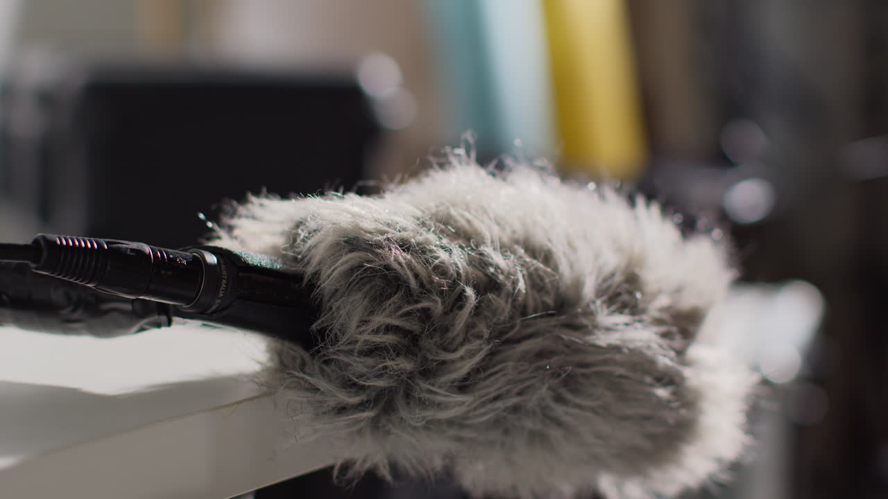 스튜디오 2에서 마이크  기둥과 바람 마프를 가진 영화 사운드 녹음 장비의 클로즈업 영화 또는 비디오 촬영