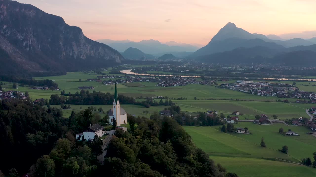 배경에 집, 산, 언덕이 있는 작은 마을의 드론 샷