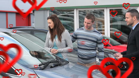 pareja mirando el coche con el vendedor, corazones rojos animación sobre la escena