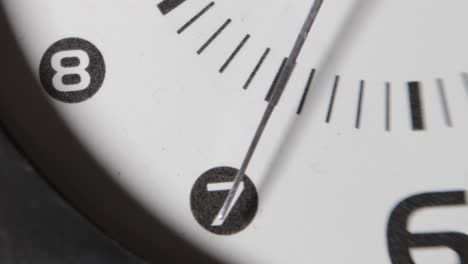 parte inferior de las caras blancas reloj con flecha de metal ticking sobre números árabes negros, 4k