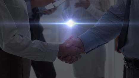 animación de un hombre de negocios y una mujer de negocios que se dan la mano en una oficina moderna