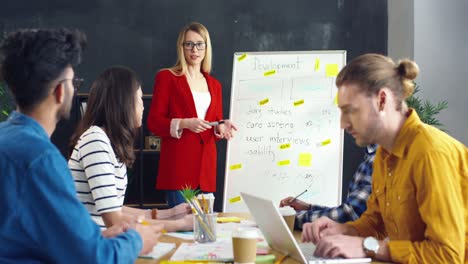 gruppe junger multikultureller unternehmer, die sich im büro treffen und über neue projektentwicklungen diskutieren 1