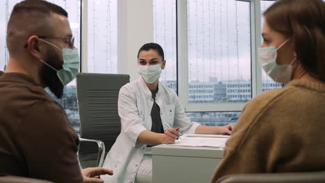 pareja en el consultorio del médico