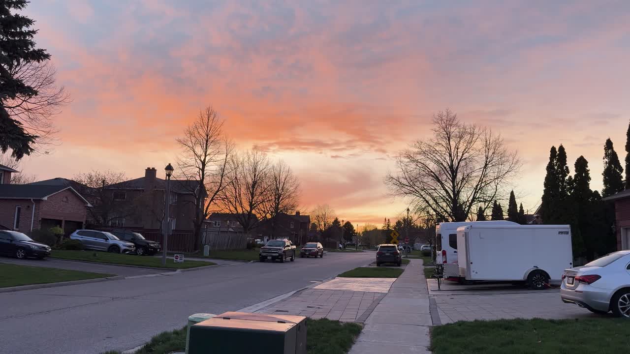 Cielo dorato al tramonto su un tranquillo quartiere suburbano in Ontario, atmosfera serena serale