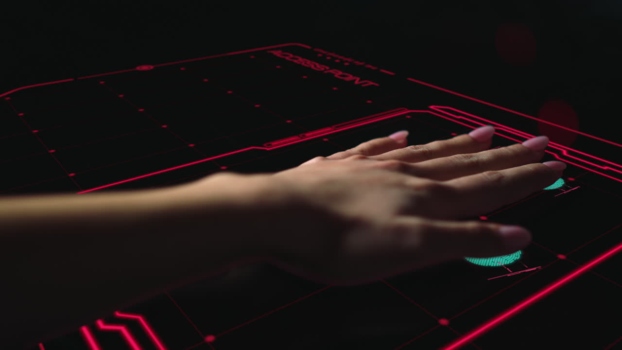 escáner biométrico de seguridad que niega el acceso de los piratas informáticos verificando la mano de la persona de cerca