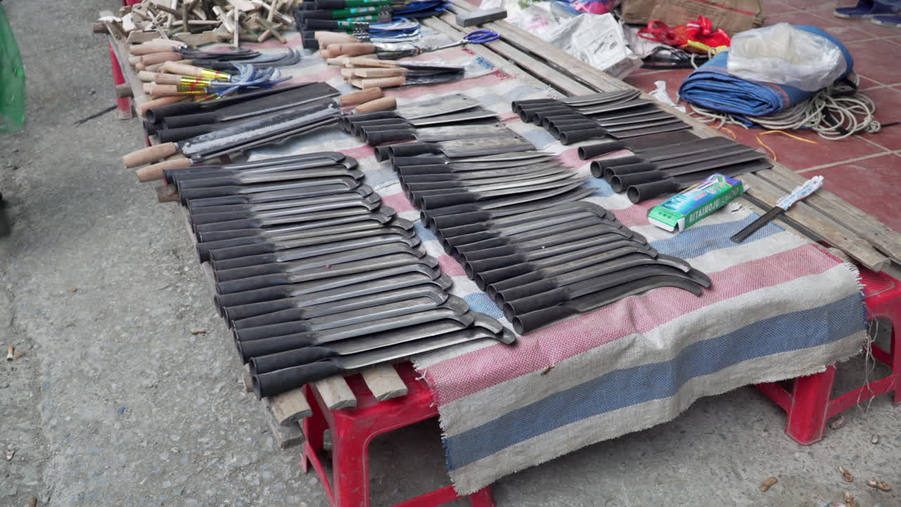 날카로운 금속 칼날, 농업 도구 및 낫을 판매하는 노점상