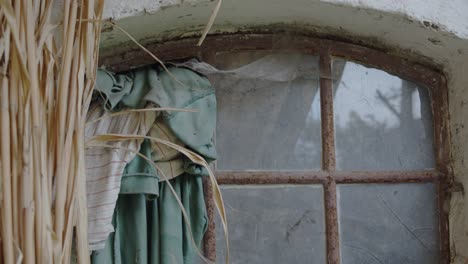 vieja ventana sucia cubierta con un pueblo de trapo 4k