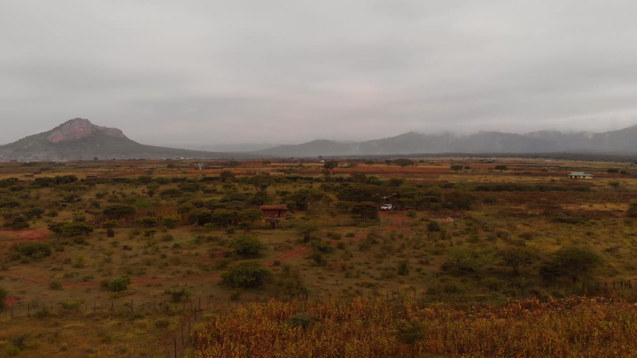 케냐 북부의 한가운데에 있는 삼부루-마사이 마을