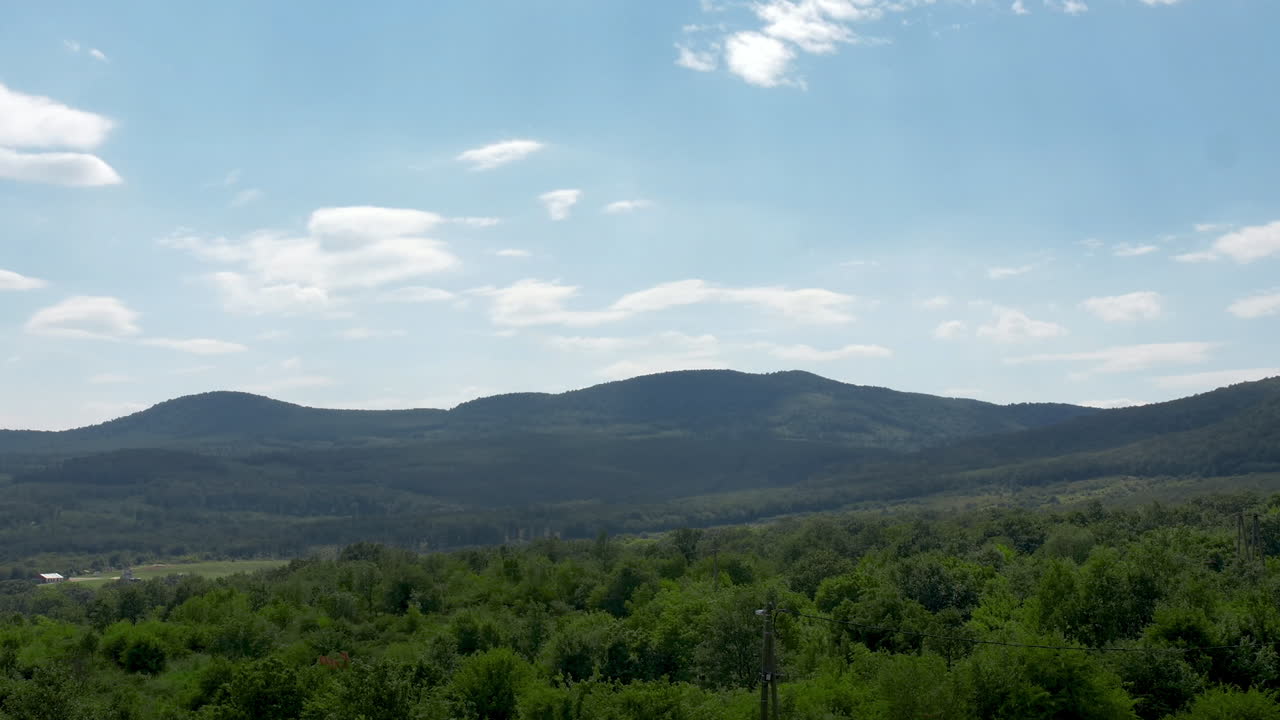 시간 경과 구름 이동 및 녹색 언덕 위에 푸른 하늘