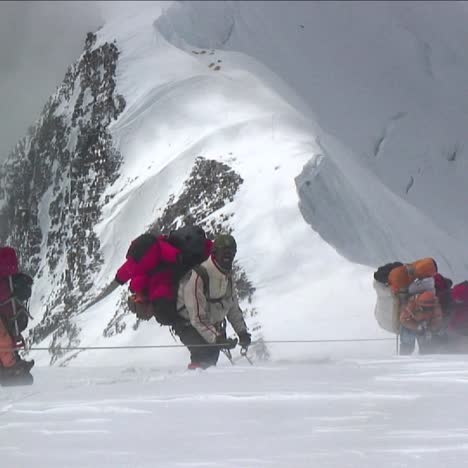 Sherpas-Y-Escaladores-En-Fuertes-Vientos