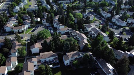 Vista-Aérea-De-Casas-Adosadas-En-Calgary-Durante-El-Verano,-Canadá