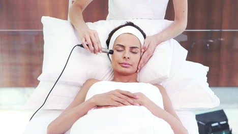 morena relajada con tratamiento facial
