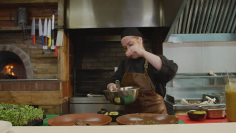 Mujer-Caucásica-Cocinando-En-La-Cocina