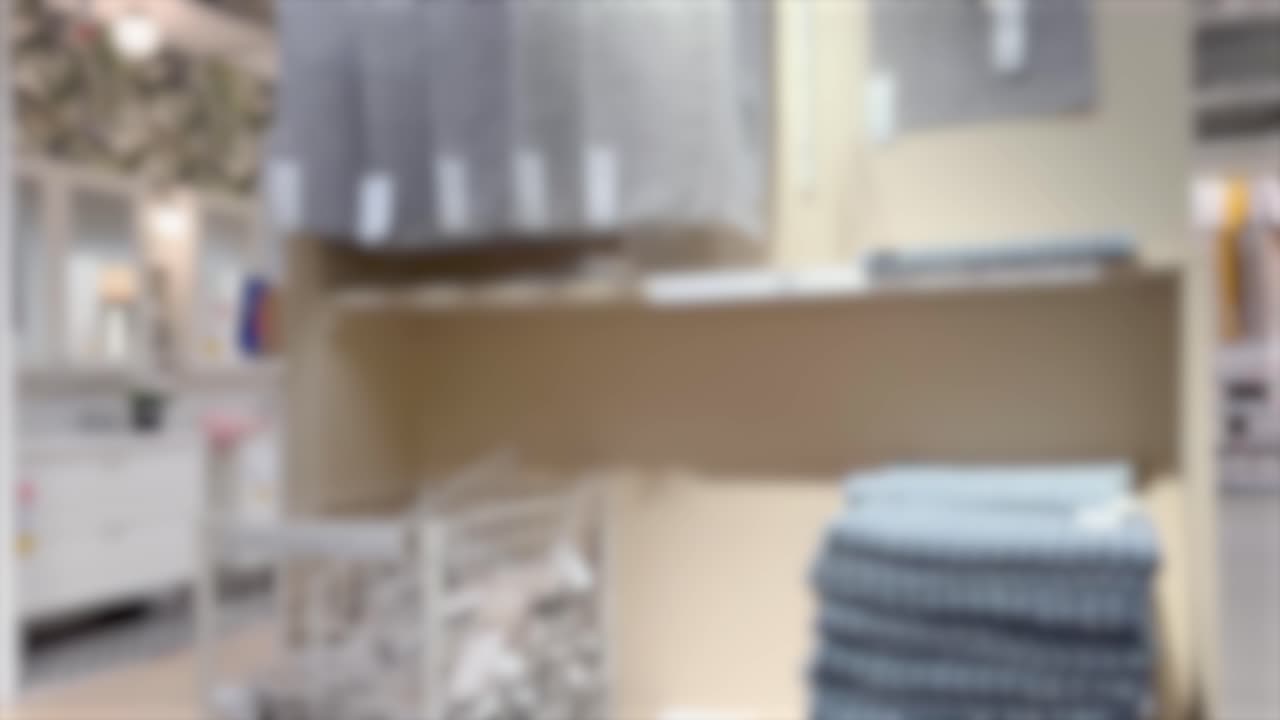 이케아의 인테리어 쇼핑 통로의 흐릿한 시각