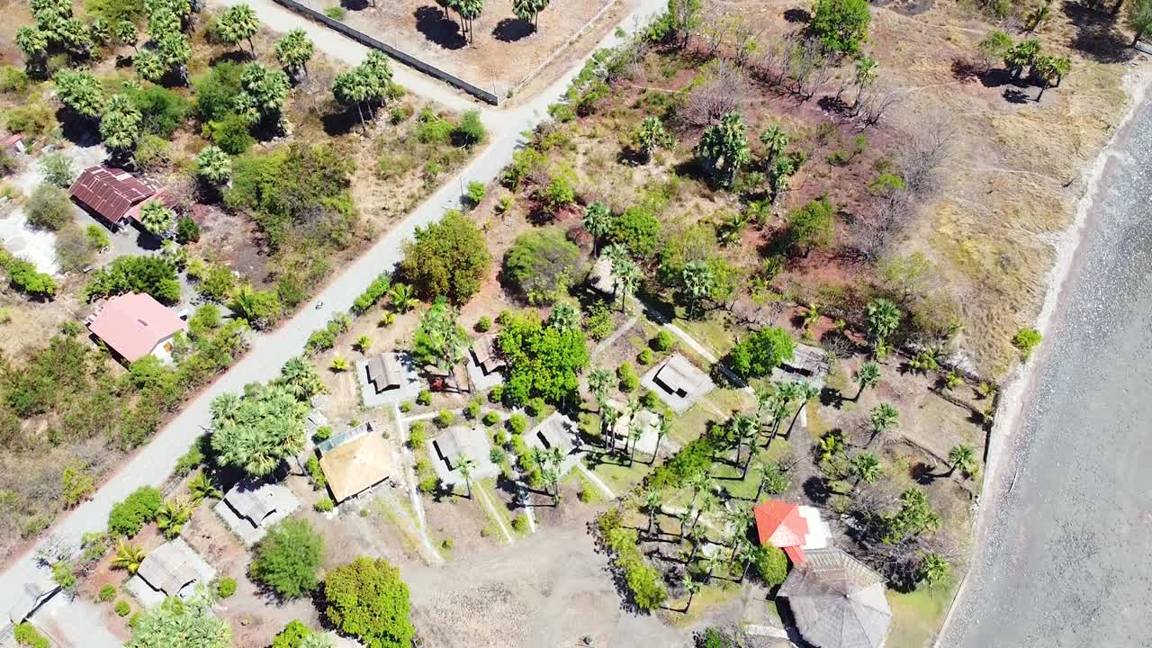 거친 곳을 여행하는 오토바이의 공중 드론 보기