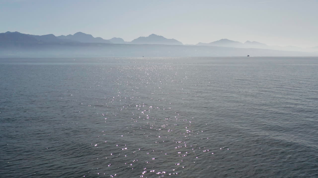 멀리 산들과 아름다운 제네바 호수의 공중 비행