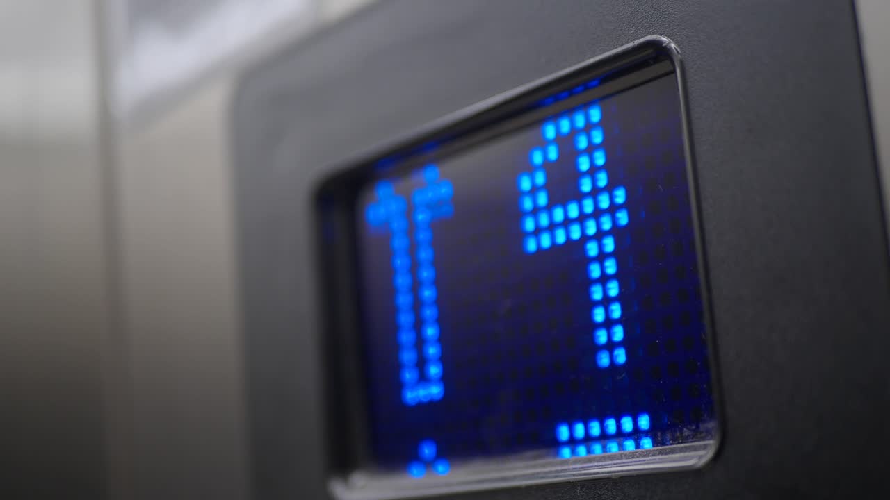 엘리베이터 디스플레이는 4층을 표시하고 위쪽 화살표를 표시합니다.