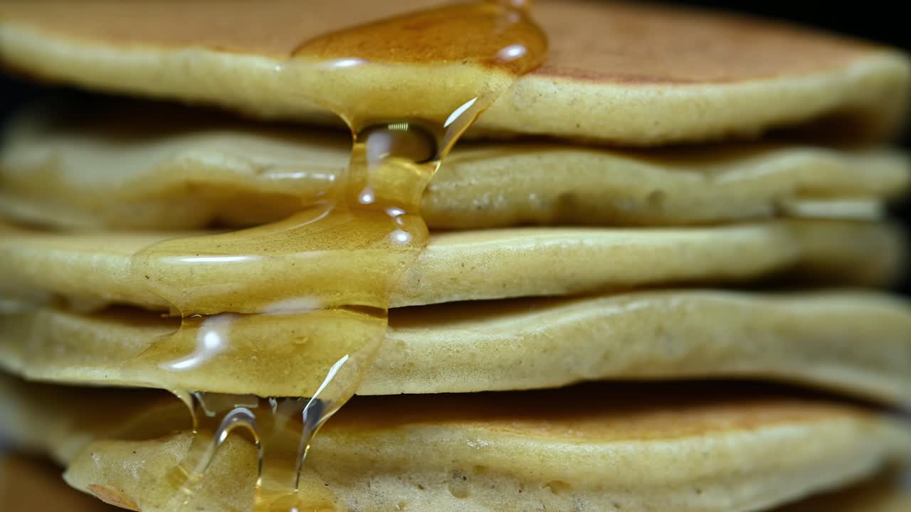 свежеиспеченные блины, на каждый кусок которых наливается мед, готовые к употреблению на завтрак