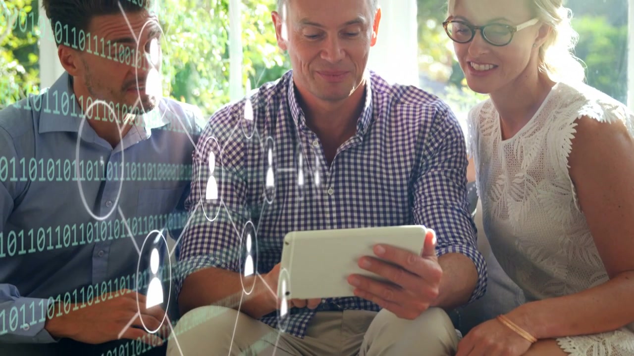 Uomo al centro che usa un tablet e attiva una rete olografica, mentre il team si avvicina condividendo una demo tecnologica
