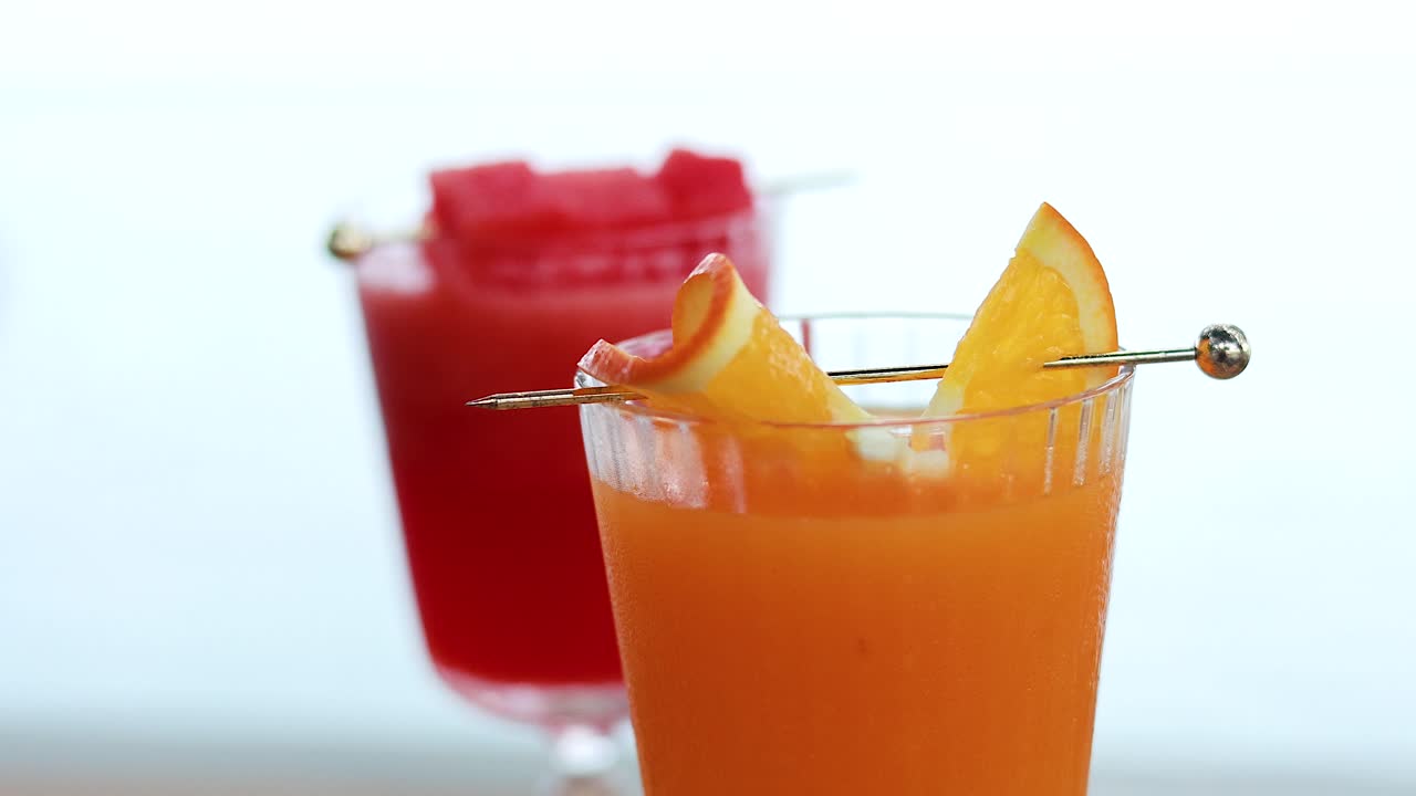 jugos refrescantes de sandía y naranja