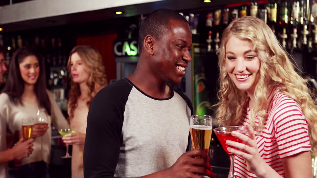 amici felici che bevono insieme