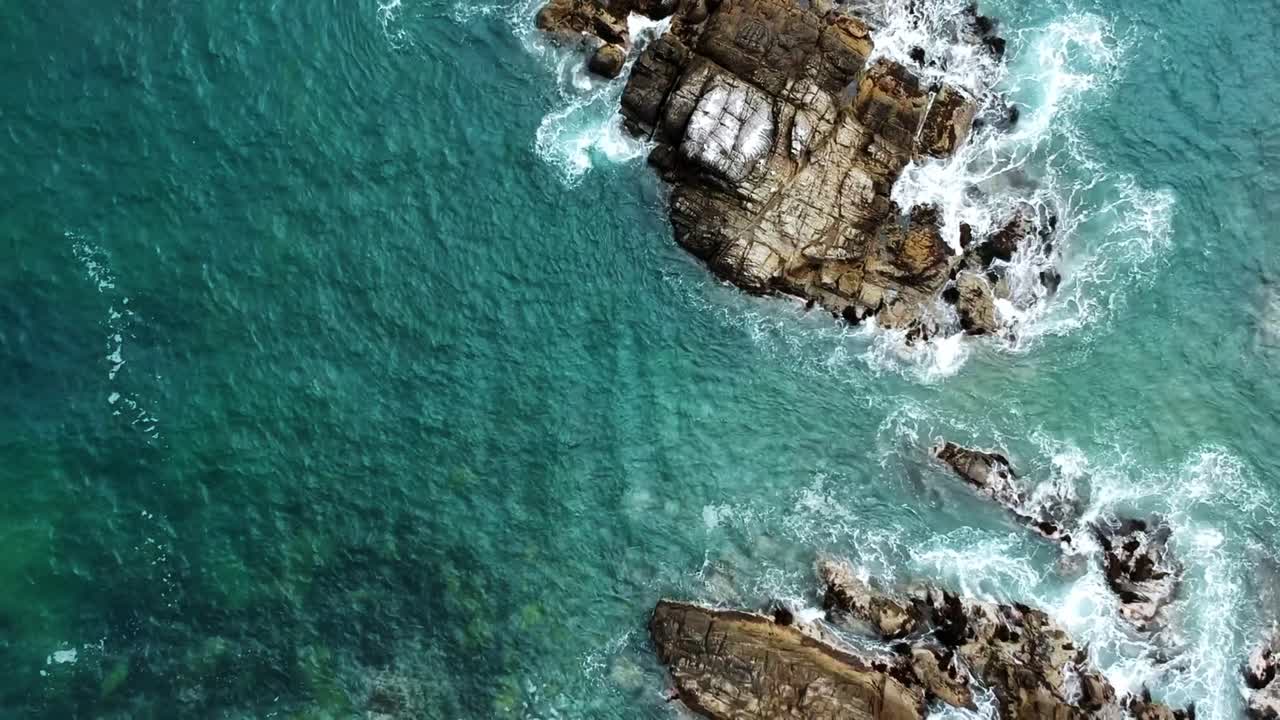 Rocce nell'Oceano Pacifico, riprese aeree UHD 4K