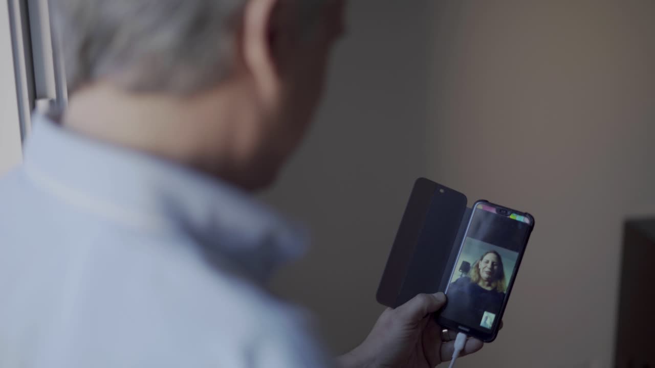 스마트폰과 셀카 카메라를 사용하는 중년 부부