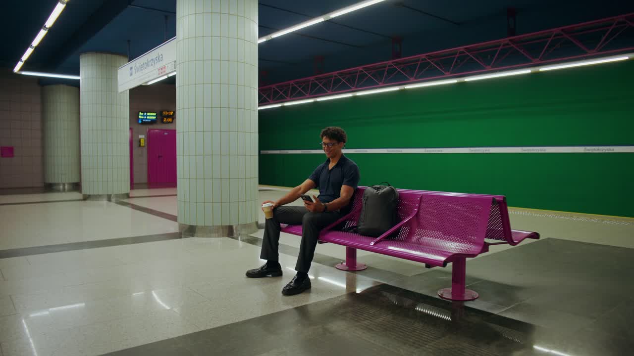Uomo in attesa alla stazione della metropolitana