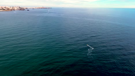 Jet-Ski-Segeln-Am-Meeresufer-An-Der-Südküste-Spaniens,-Luftaufnahme-Einer-Drohne