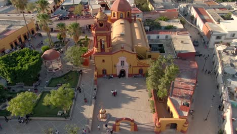 Vista-Aérea-Del-Templo-De-San-Sebastián-Y-El-Parque-De-Bernal-En-Un-Día-Soleado-En-La-Zona-Centro,-Bernal,-Querétaro,-México