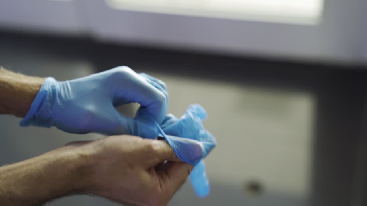 ponerse guantes médicos