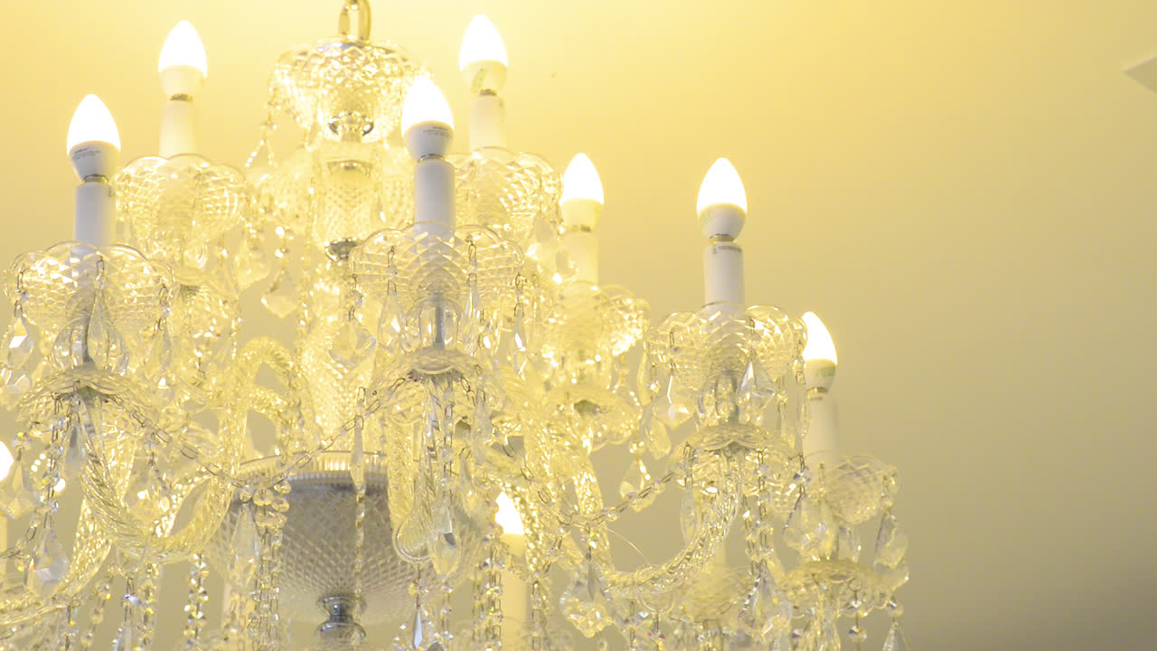 식당 천장에 아름다운 크리스탈 샹들리에 램프