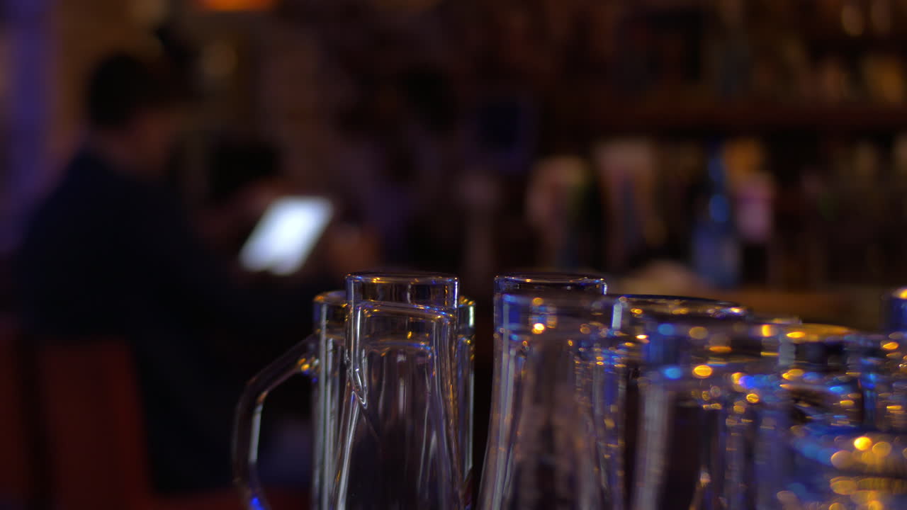 cinemagraph - hombre usando una tableta en el bar