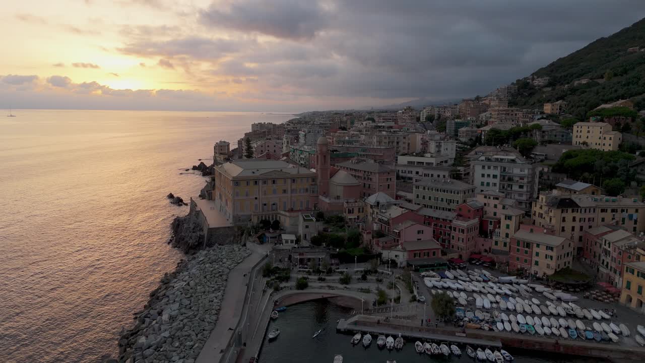 Genova Nervi in Italia al tramonto con paesaggio urbano costiero e mare calmo, vista aerea.
