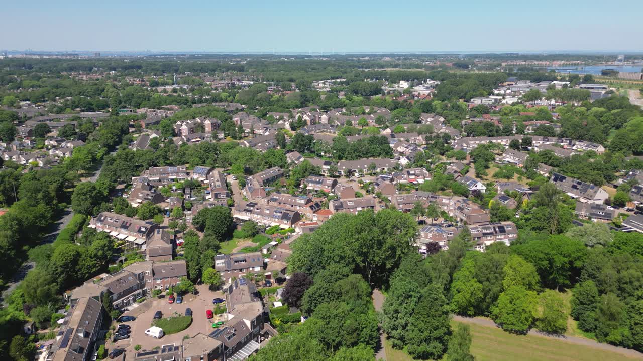 drone aéreo disparado sobre la ciudad de almere haven, provincia de flevoland, países bajos