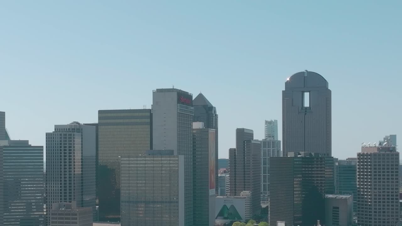 Vista do centro de Dallas com o horizonte e os edifícios no Texas