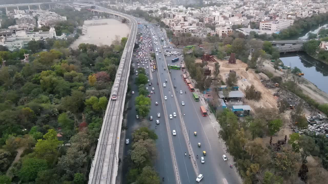 tomas de drones de 4k de una puesta de sol en una ciudad india nueva delhi por encima de los árboles y casas hermosa colonia elegante club punjabi bagh luz