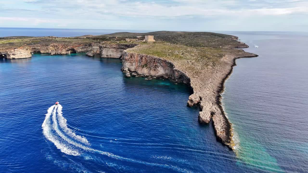 Lantern Point Ġebla tal Ponta Rqiqa Comino Għajnsielem Gozo e Comino Malta, punta sud-occidentale con scogliere di calcare corallino sopra un plateau di barriera corallina e sito di immersione con discesa a tunnel nel Mar Mediterraneo