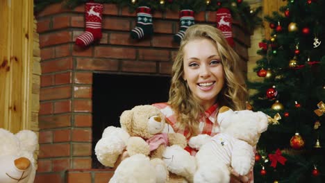hermosa mujer abraza juguetes de peluche