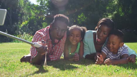 Eine-Familie,-Die-Ein-Selfie-Macht