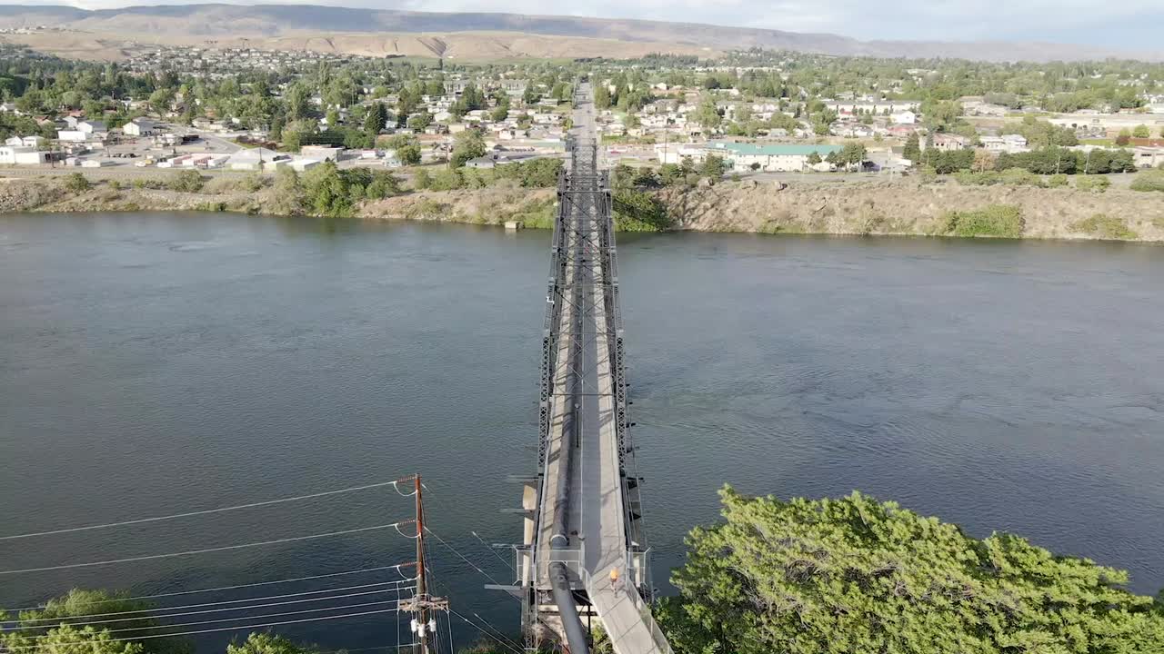 미국 워싱턴 주 웨나치에 있는 컬럼비아 강 다리의 강철 캔틸레버 트러스의 구조적 세부 사항 - 공중 드론