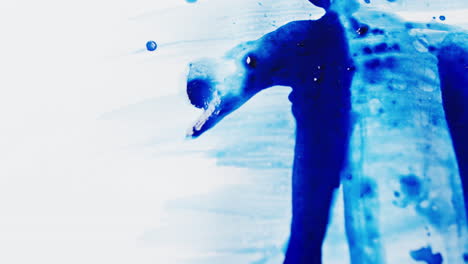 primer plano de formas de pintura azul sobre fondo blanco con espacio de copia, cámara lenta