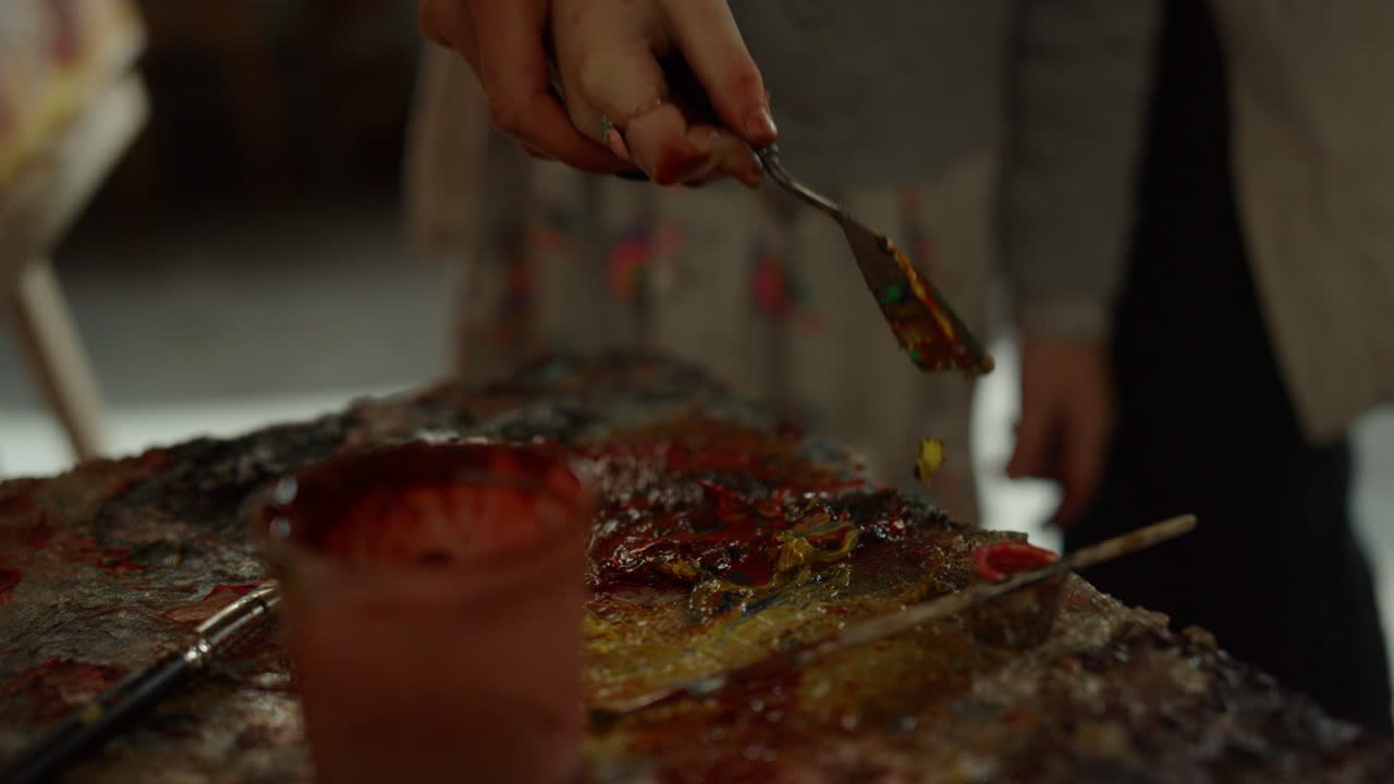 재능있는 아이들이 여성 예술가와 함께 창의적인 공간에서 그림을 만 ⁇ 니다.