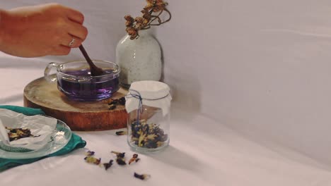 disfrutar de una taza de té azul recién hecho en casa para calmar las mañanas frías de invierno