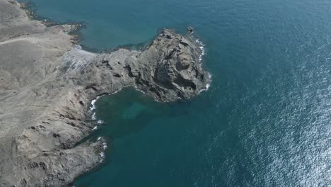increíble paisaje de formaciones rocosas en el océano