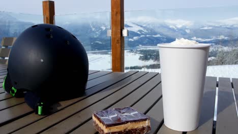 casco, postre y taza de café en un café al aire libre 4k