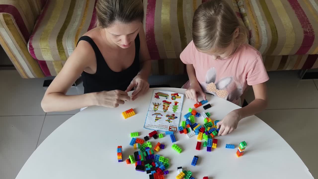 madre e hija construyendo con bloques