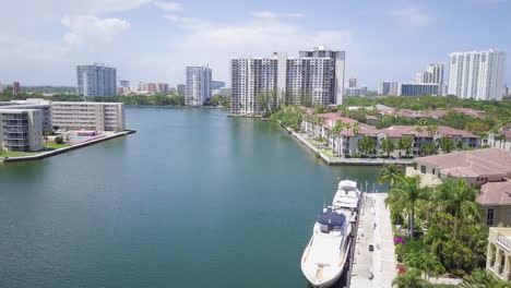 Toma-Aérea-De-Aventura-Florida-Marina,-Inclinación-De-Yates-Que-Revela-Hermosos-Condominios-Y-Casas-De-Lujo