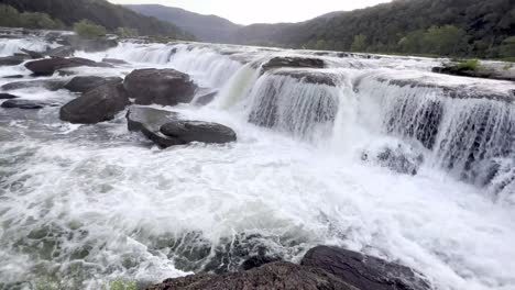 Pan-Of-Sandstone-Falls-In-West-Virginia-Entlang-Des-New-River